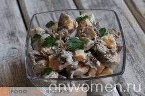 Salată cu carne și ciuperci murate