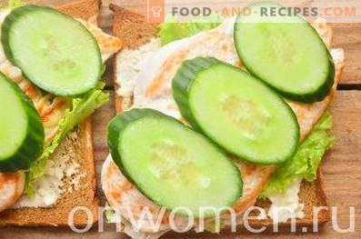 Sendvič z rženim kruhom, prsi in kumaricami