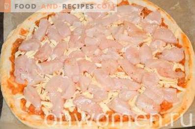 Pizza s piščancem in gobami na kvasnem testu