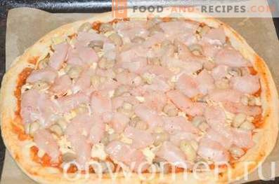 Pizza s piščancem in gobami na kvasnem testu