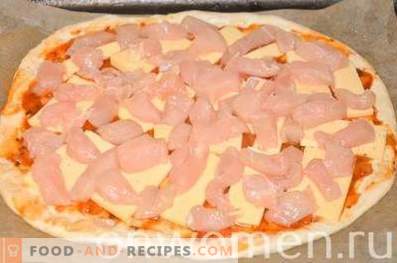 Pizza s piščancem in koruzo na kvasnem testu