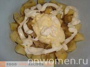 Meso s krompirjem in lonci gob v pečici