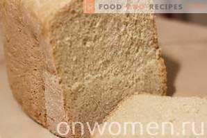 Beli kruh v peči za kruh