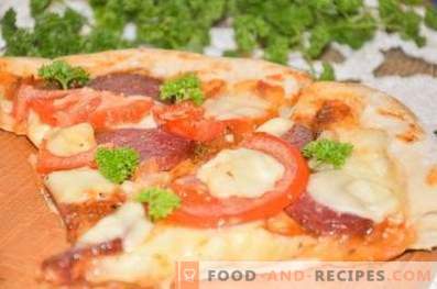 Pizza s salamami in mozzarello na testo iz kvasa