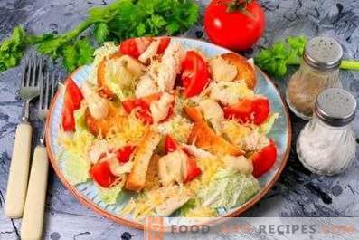 Cezarska solata s piščancem, kitajsko zelje, krekerji in paradižniki
